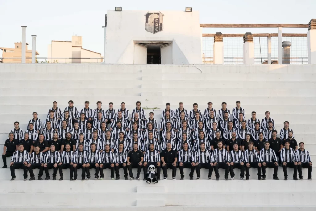 El Club Atlético Estudiantes de Paraná realiza una histórica gira de rugby por España 2 Plantel completo del Club Atlético Estudiantes de Paraná durante su gira internacional, posando en una tribuna con indumentaria oficial del club.