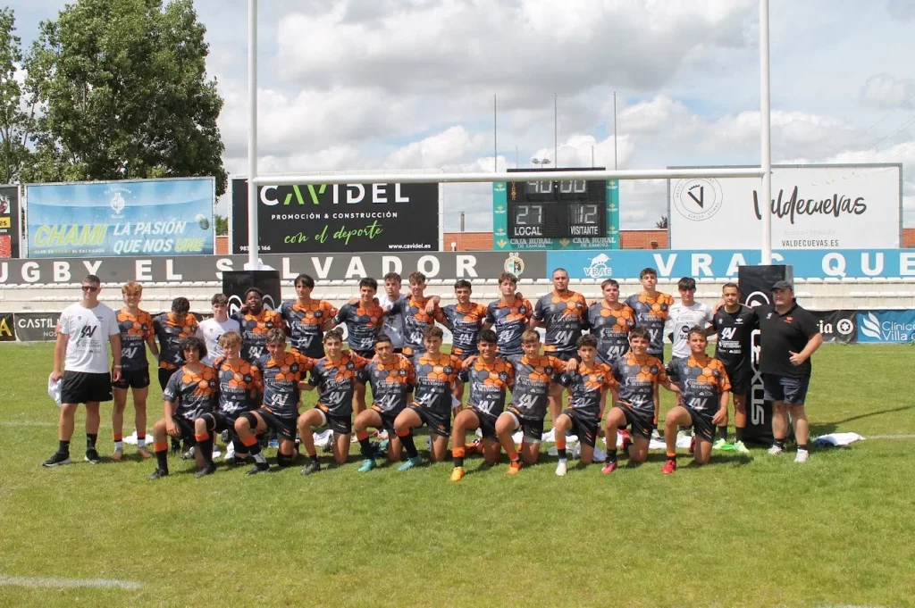 Equipo Les Abelles M16 posando en el campo durante el Campeonato de España y Torneo Nacional de Rugby 2024