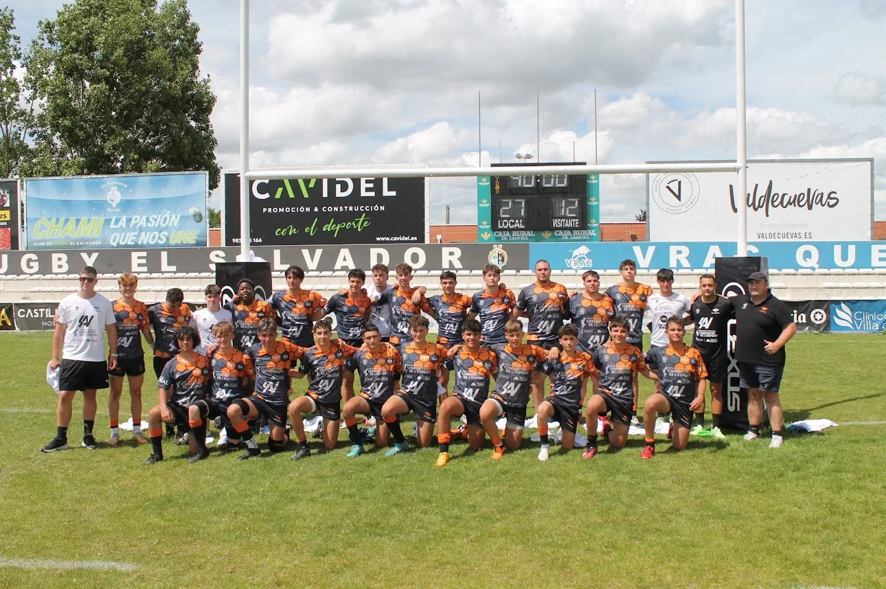 Equipo Les Abelles M16 posando en el campo durante el Campeonato de España y Torneo Nacional de Rugby 2024