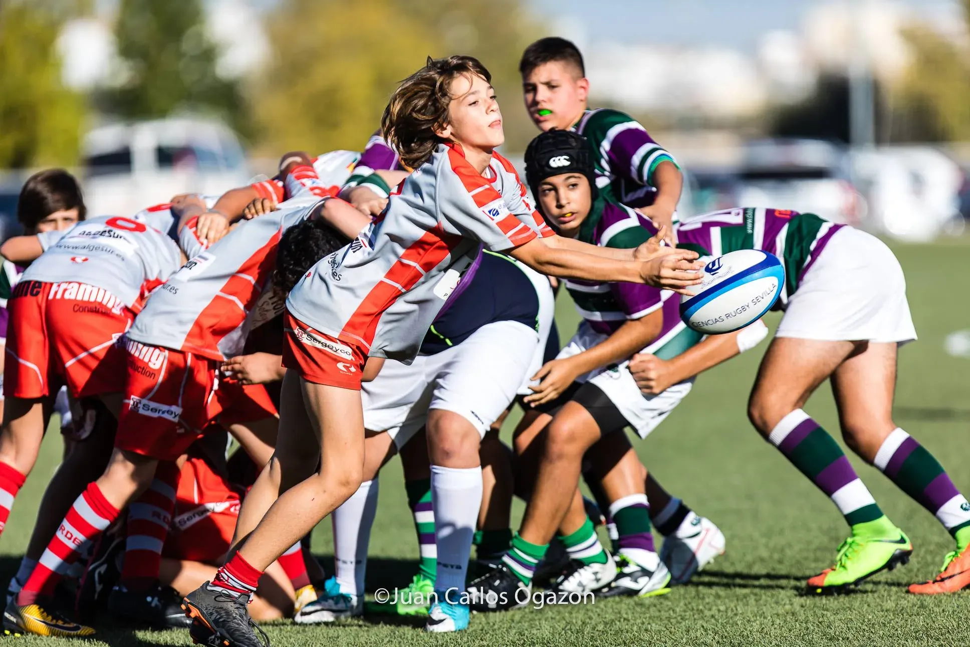 Niños jugando un partido de rugby base en acción durante una melé en competición infantil
