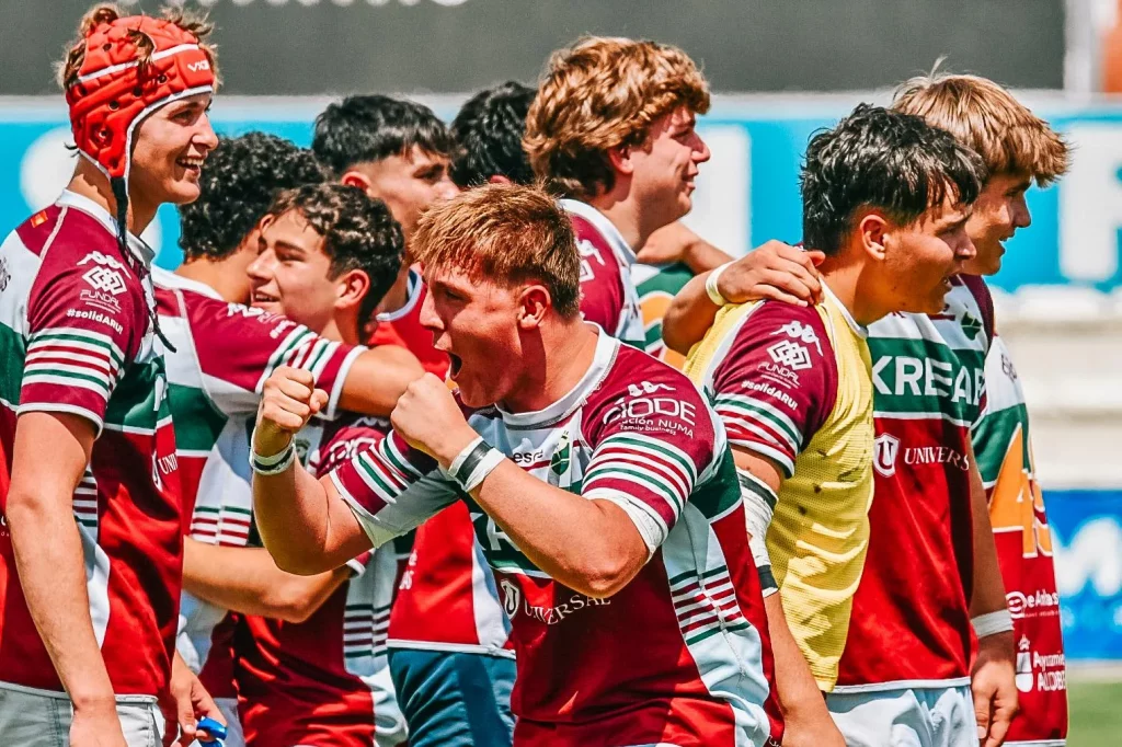 Jugadores del Kreab Alcobendas celebrando el título de campeón de España M18 de Rugby 2025
