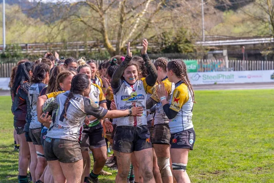 Las Cocos vencen en Fadura (7-13) pero se quedan fuera del play off 3 Gexto 7 Cocos 13. Pasillo final. Arahal en primer plano. Foto Fredymonfoto