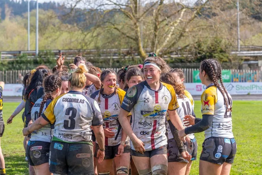 Las Cocos vencen en Fadura (7-13) pero se quedan fuera del play off 5 Gexto 7 Cocos 13. Pasillo final. Katie y Gemma en primer plano. Foto Fredymonfoto