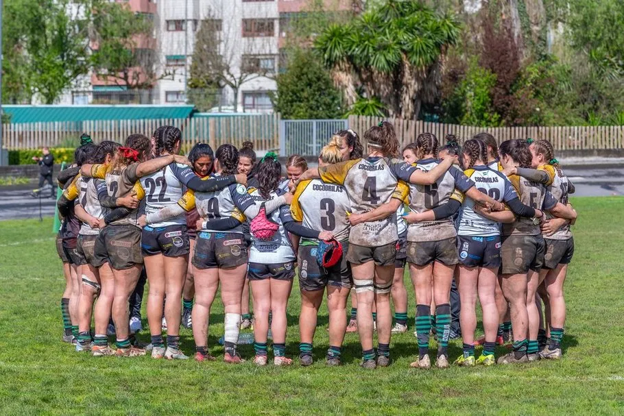 Las Cocos vencen en Fadura (7-13) pero se quedan fuera del play off 2 Gexto 7 Cocos 13. Tras la victoria. Foto Fredymonfoto